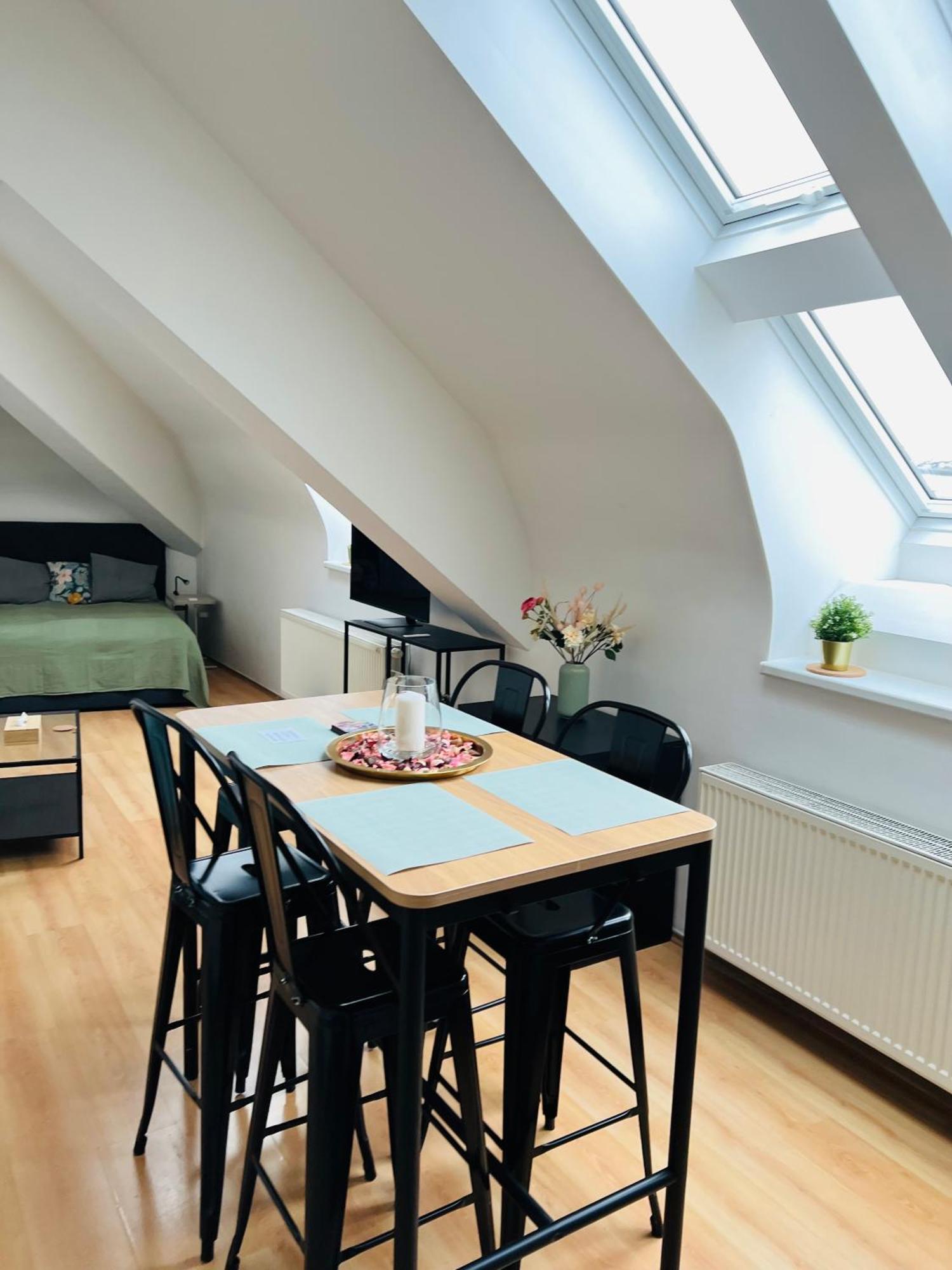 Central, Cozy & Stylish With Views Apartment Prag