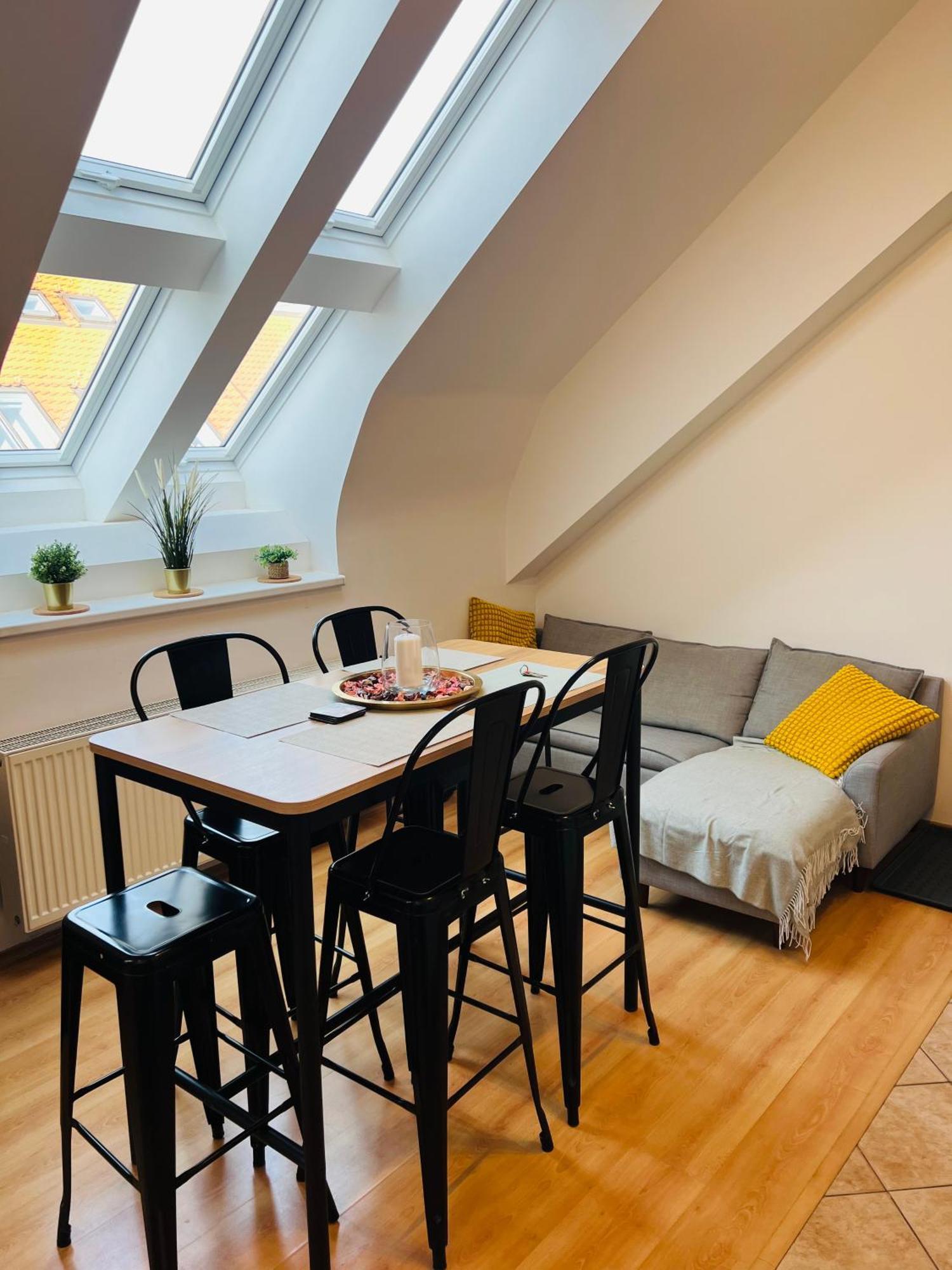 Apartment Central, Cozy & Stylish With Views Prag
