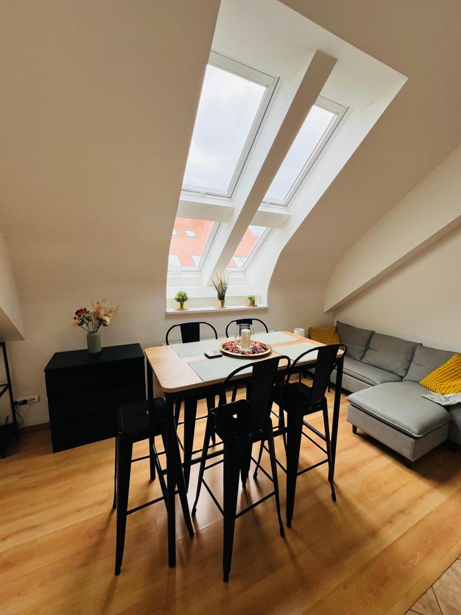 Central, Cozy & Stylish With Views Apartmán *
