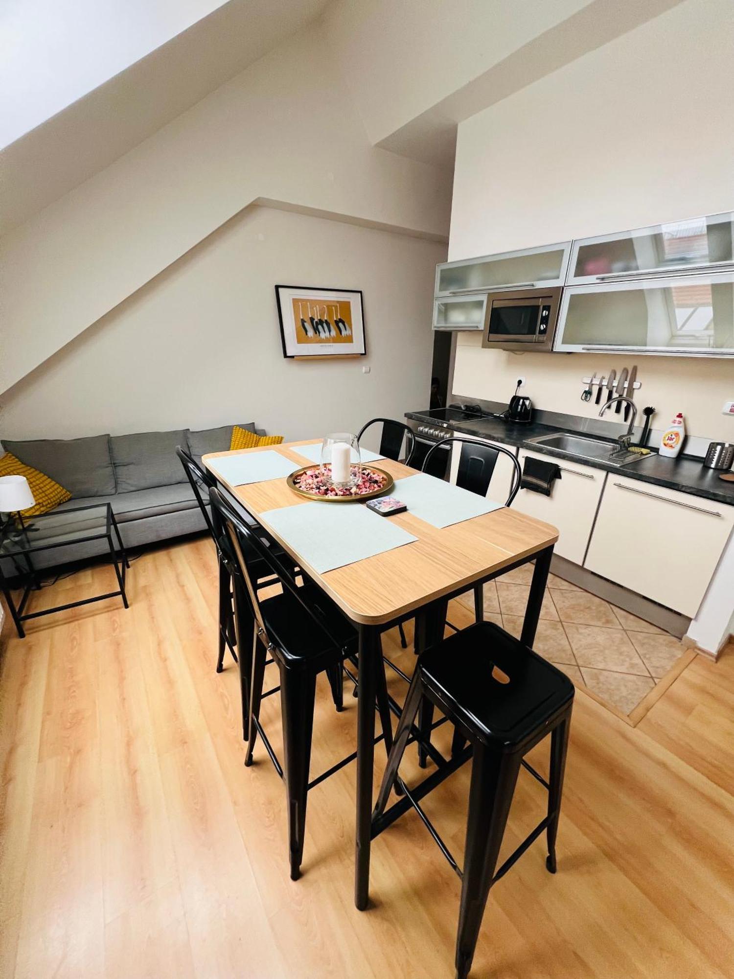 Central, Cozy & Stylish With Views * Praha