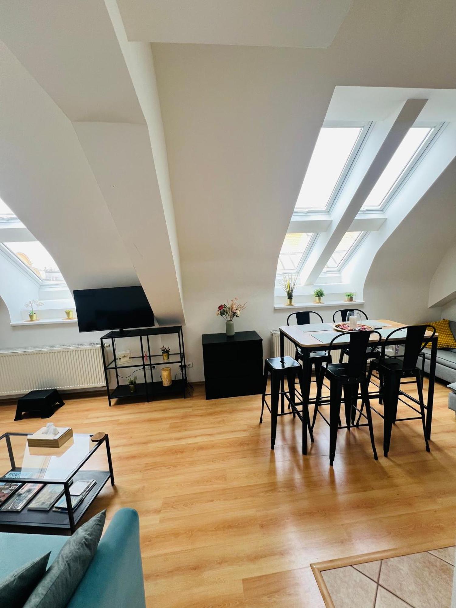Central, Cozy & Stylish With Views Apartmán *