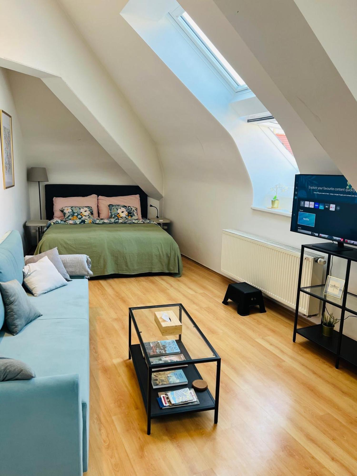 Central, Cozy & Stylish With Views Praha